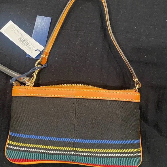 DOONEY & BOURKElarge zip wristlet! Such a pretty plaid with tan leather trim!